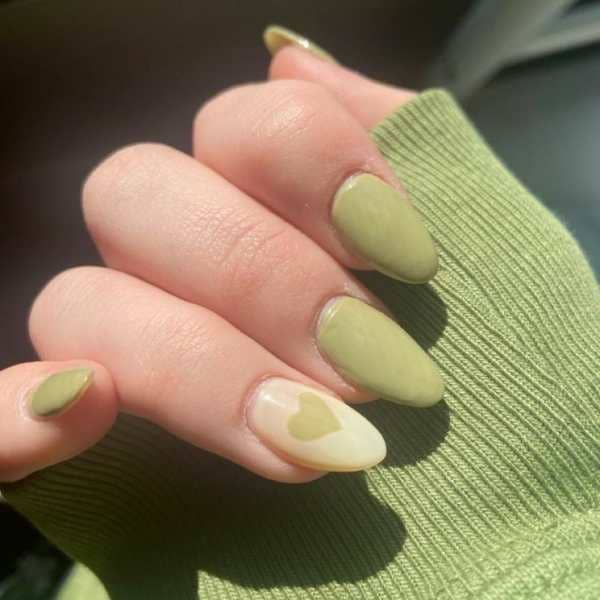 green nail